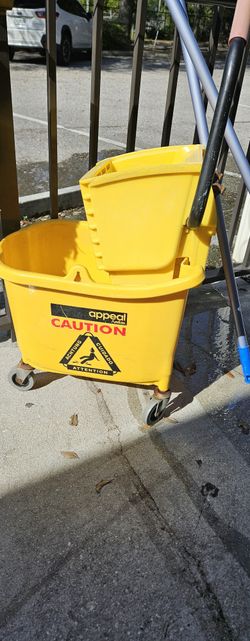 Rubbermaid Bucket 