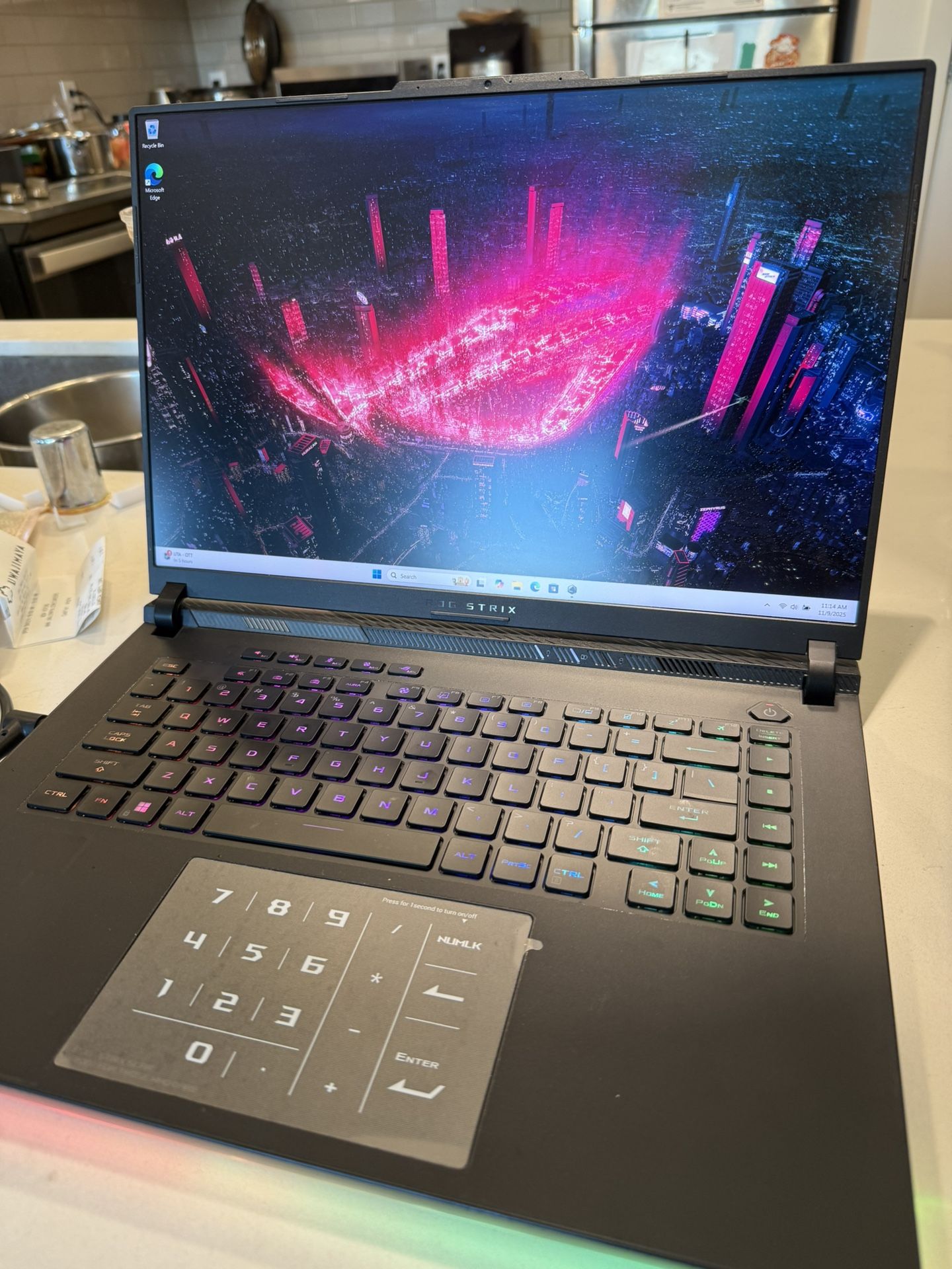 4090 Asus ROG Strix Scar 16 Gaming Laptop — i9-13980HX / RTX 4090 / 32GB / 1TB SSD / 16.3” 2.5K 240Hz