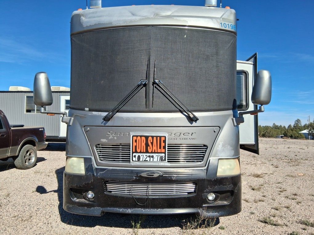 2005 Gulfstream with 8.1L engine. It has4 slide outs and only 35,000 miles on it. Too many options to list. Message me for more info. Runs and drives great!! 28,500. Gulfstream Sun Voyager