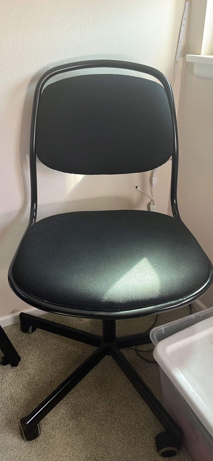 Black Rolling Office Chair – Simple & Sturdy