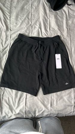 Black Alo yoga men’s chill shorts