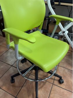 2 BEAUTIFUL DESK CHAIRS NICE GREEN COLOR LIKE NEW
