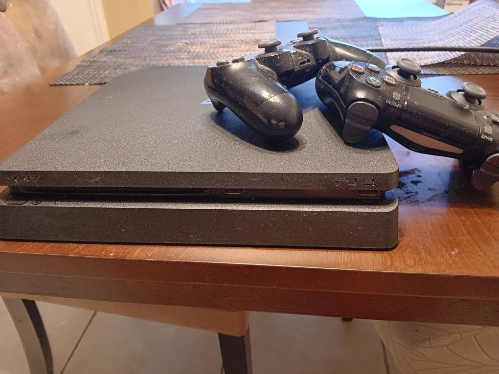 Ps4 With 2 Controller