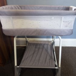 Simmons Kids’ Rocking Bassinet With Airflow Mesh 