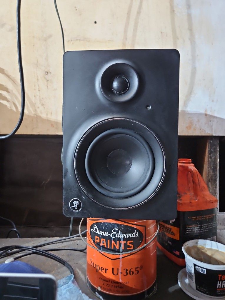 2  Mackie MR5 2 SPEAKERS  IN GREAT CONDITION I HARDLY USED THEM THE KICK AND SOUND GRWAT ...$50 