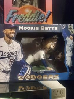 Dodgers  Bobble Head Mookie BETTS 2022 Golden Glove Award Winner
