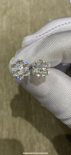 GRA Certified authentic moissanite (D Color, VVS clarity) - Passes diamond tester