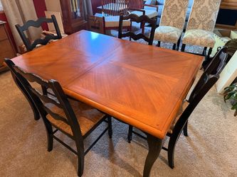 French Country Dining Table Set - 4 Chairs & built in Extension Leaf $450 obo