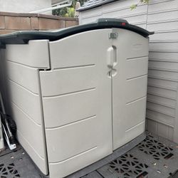 Rubbermaid Slide-Lid Outdoor Storage Shed