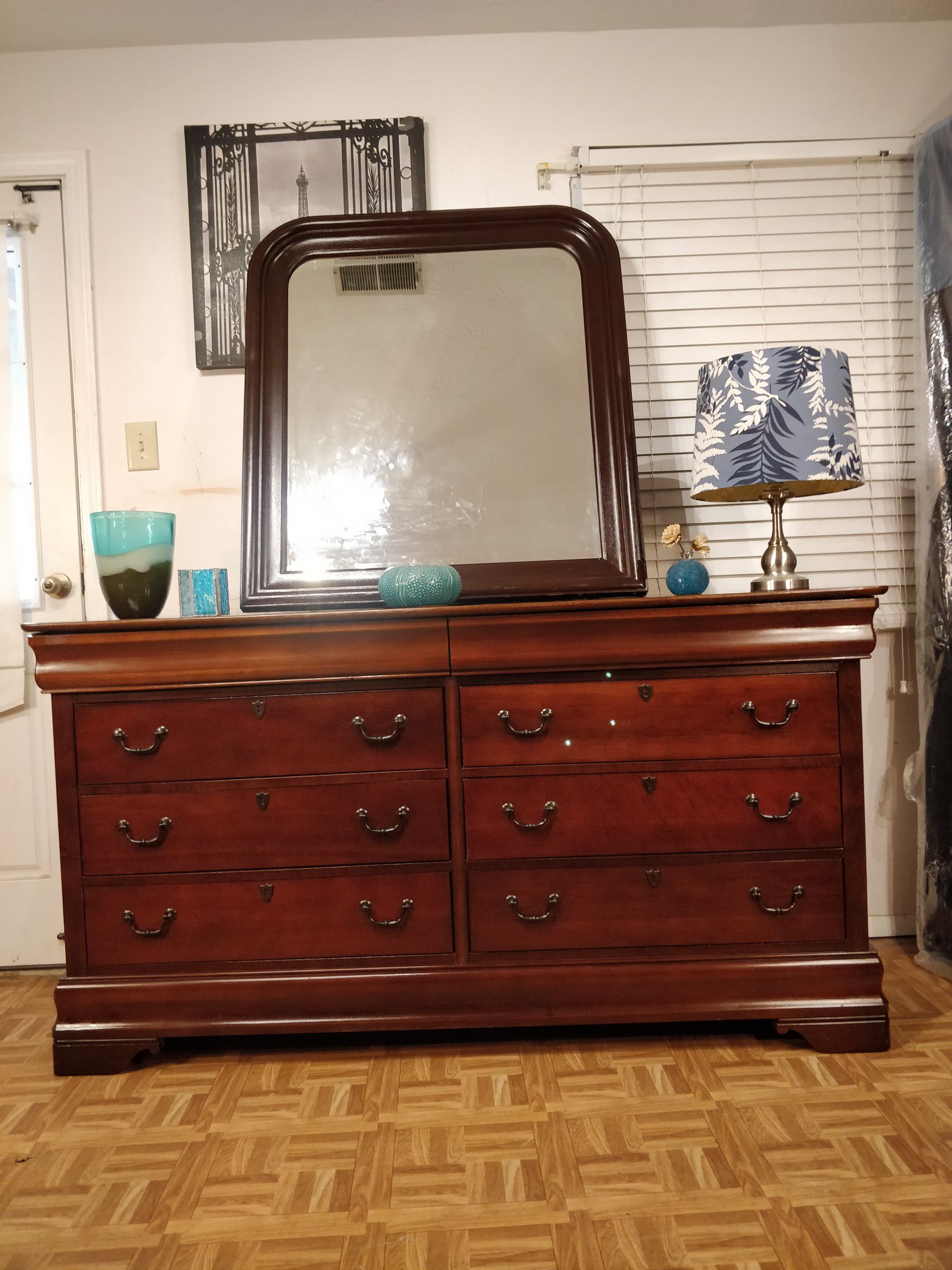 Nice big BROYHILL dresser with 8 drawers and big mirror in great condition all drawers working well dovetail drawers, Let me know when y