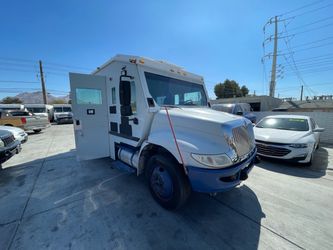 * 2011 INTERNATIONAL 4300 SERIES * IT STARTS AND DRIVES* 7.6 L DIESEL * SELLING AS - IS *