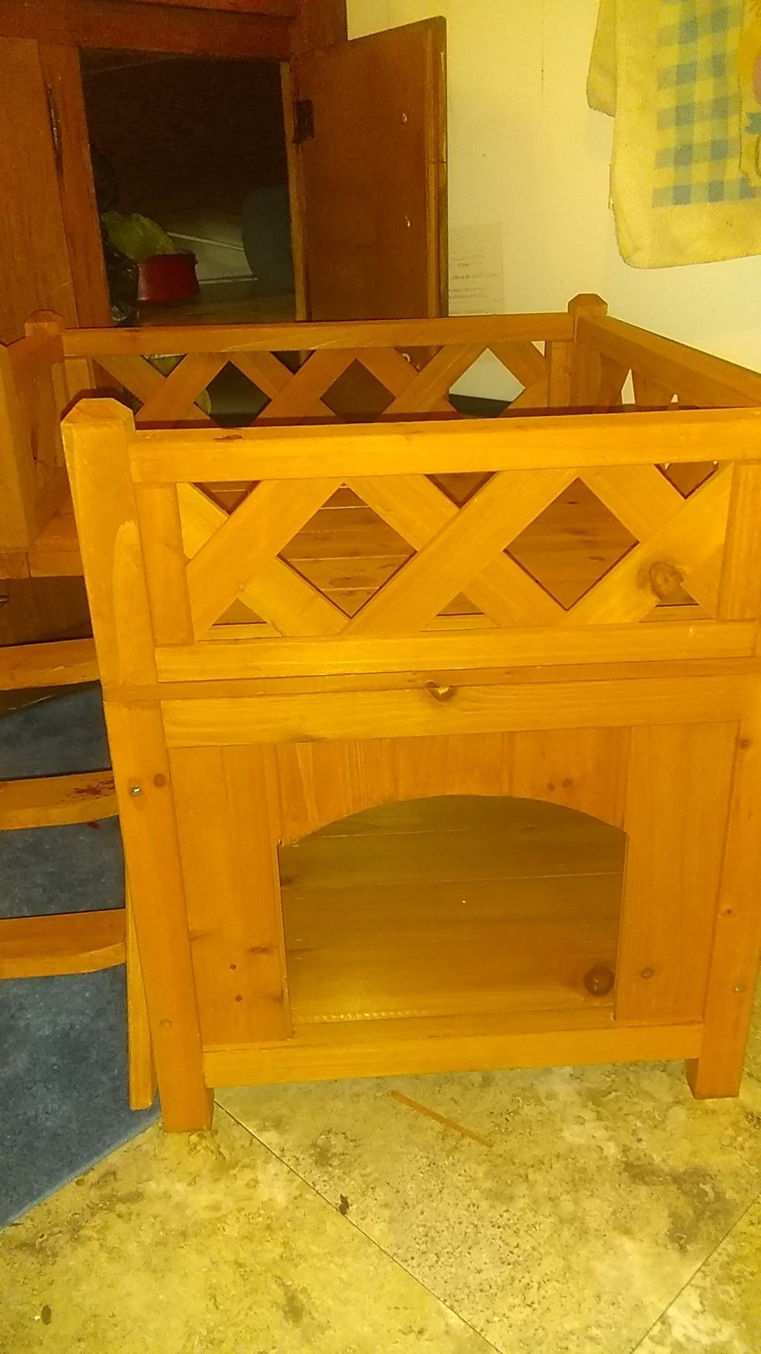 Puppy dog house... Inside or out Perfect condition.. top can be taken right off.... Soo cute