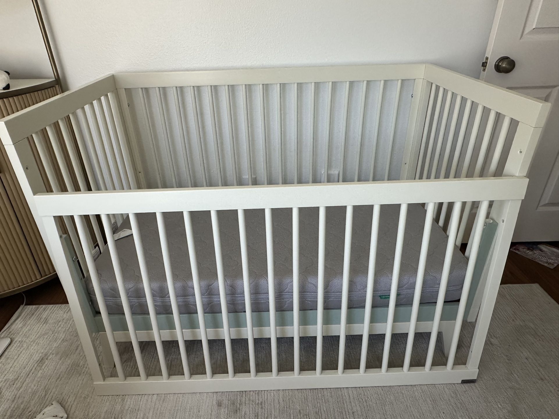 dadada Baby soho crib + Newton Baby Mattress + NaturePedic Mattress Cover