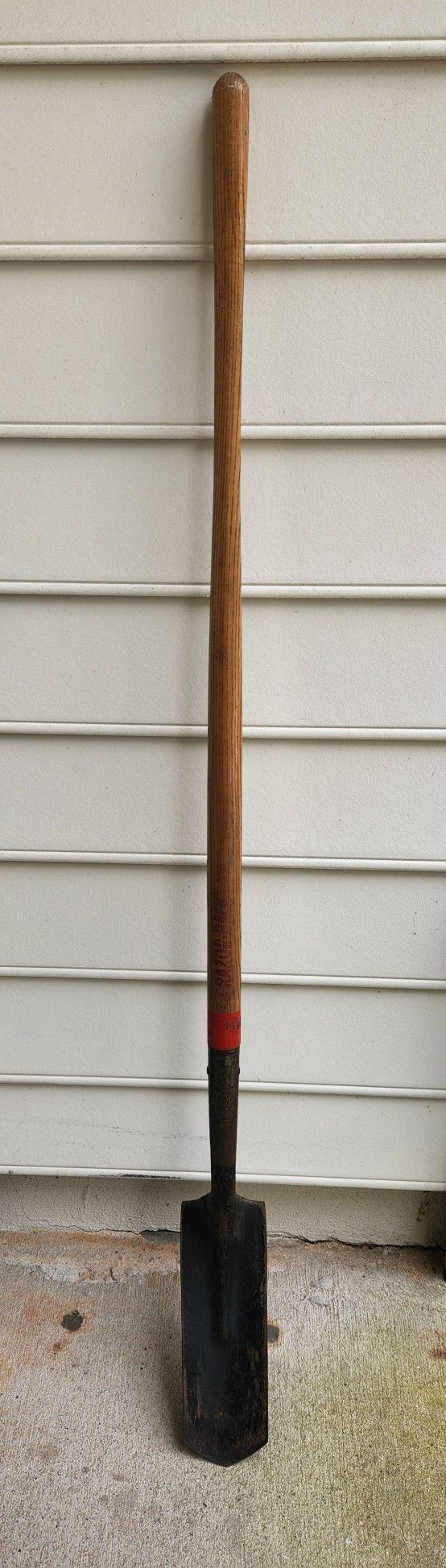 Trenching Shovel with 47" Inch Wooden Handle And a
4" inch V-Shaped Tempered Steel Blade. Made in U.S.A.
*** Cash 💸 only, please. Local pick-up
