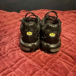 Nike shoes (Size 9)