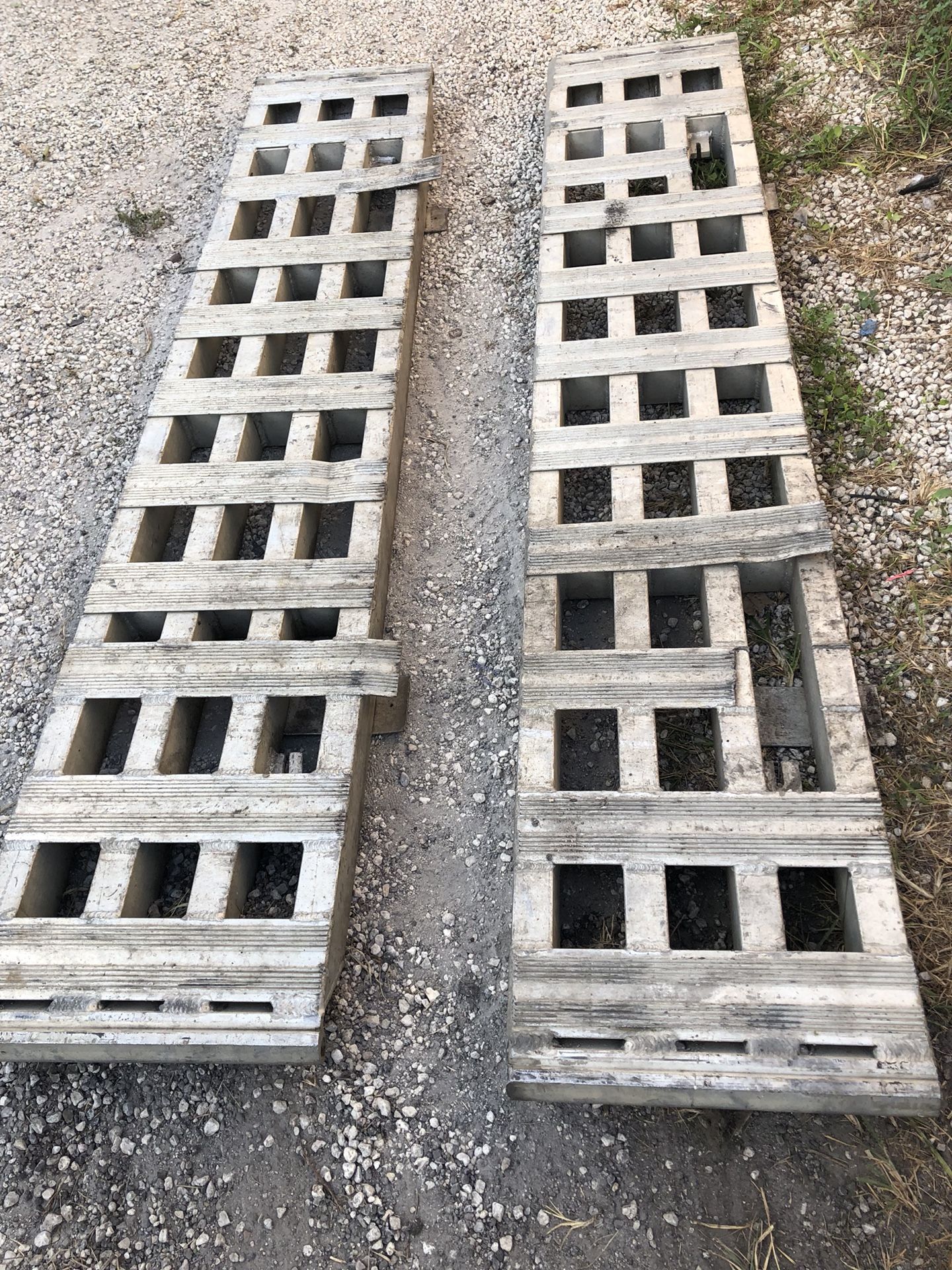 Heavy duty aluminum ramps & load levelers, 20k pounds ratings per axel. step deck, drop deck.