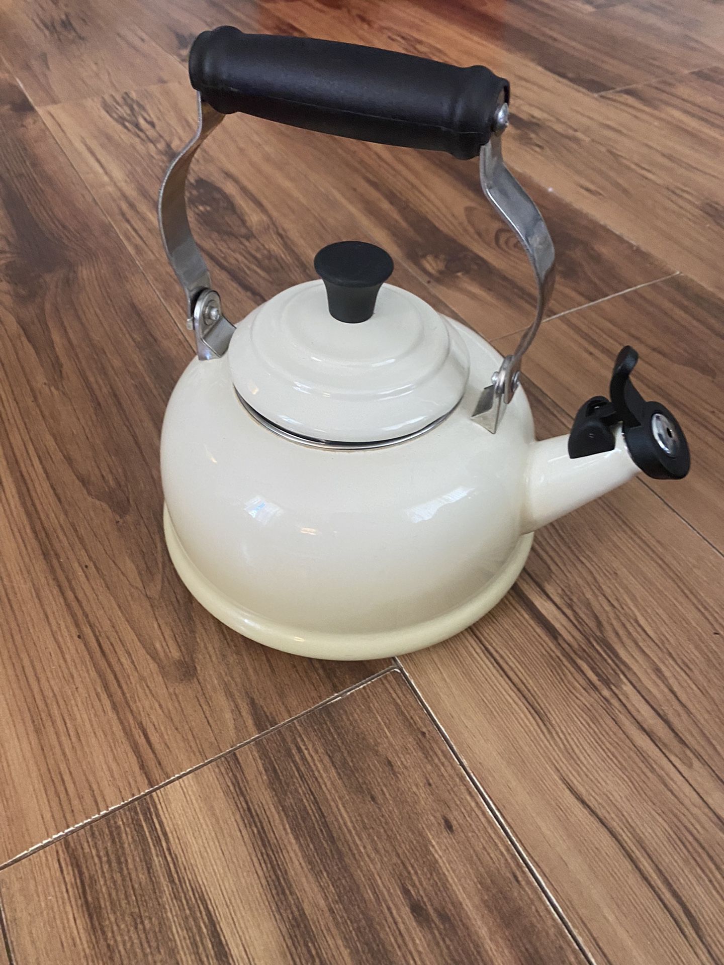 Le Creuset Classic Whistling Tea Kettle