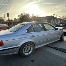 2005 BMW WRECKED IN FRONT  BUT MOTOR & TRAS IN GREAT SHAPE WILL PART OUT, REASONABLE