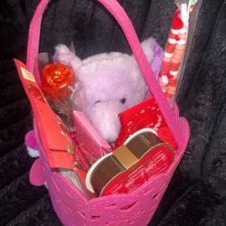 Valentines Day Basket (9 Items )
