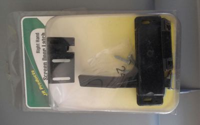 RIGHT HAND SCREEN DOOR HANDLE
