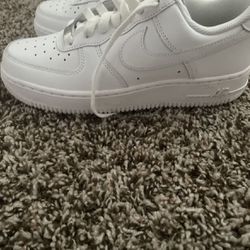 White Nike 7.5 Shoes 