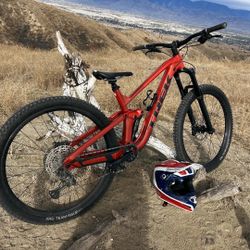 Enduro Mountain Bike— Trek Slash 7