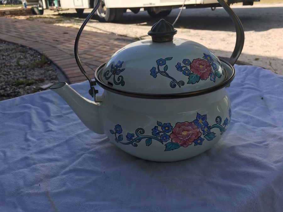 Beautiful Normandy Tea Pot nice shape