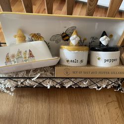 Gnomes Salt And Pepper, Cellars, And Accessories  Set 