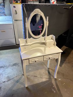 Make up vanity ￼