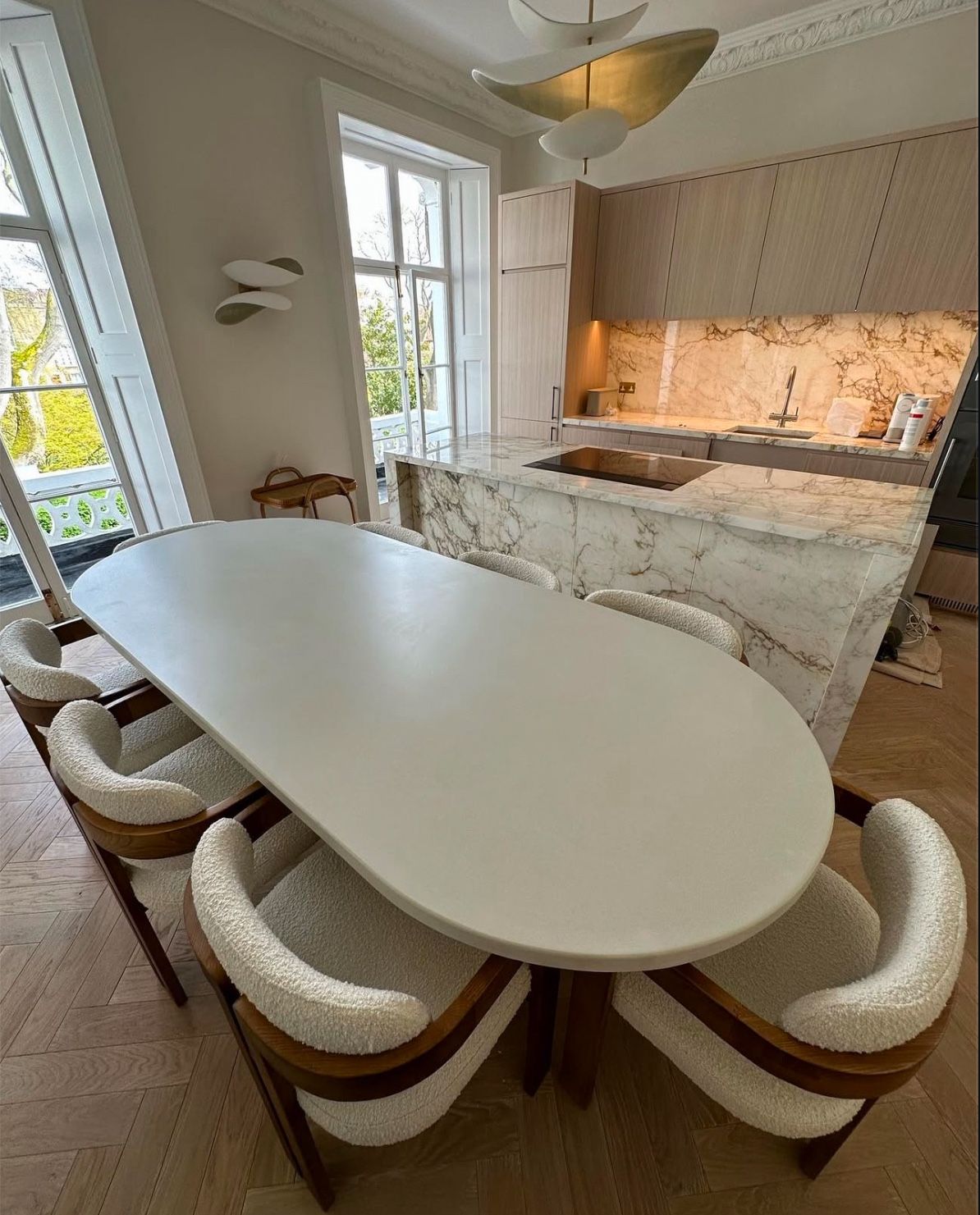 Oval Table! DELIVERY AVAILABLE 
