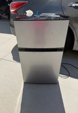Mini Fridge with Freezer – Works Great! Read Description – $60