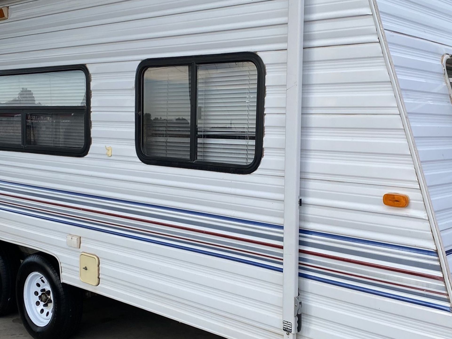 2000 Tahoe light 21 foot travel trailer excellent for Sale in Glendale ...