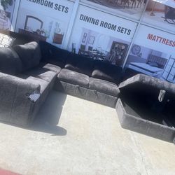 ⭐️Pulled out sleeper sectional⭐️