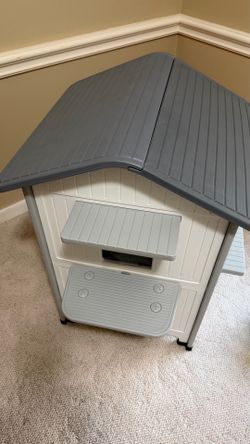 Cat House - plastic 2 story (like brand new)