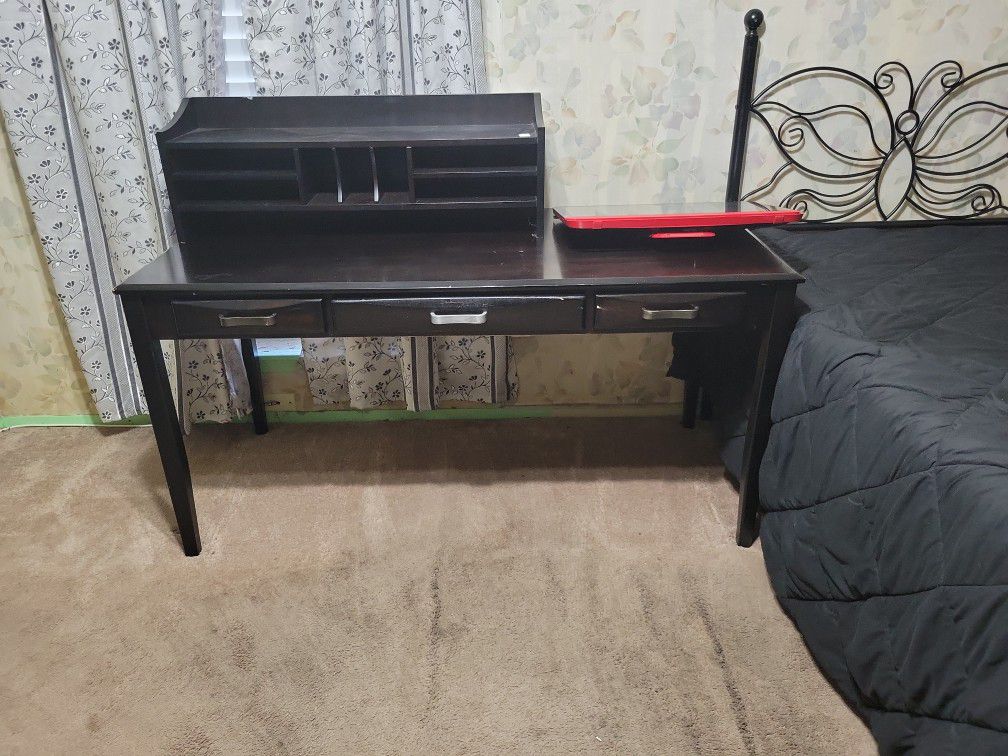 Desk With Mini Hutch And Table