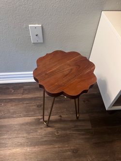 Modern Wooden Plant Stand / Accent Side Table with Gold Hairpin Legs – Excellent Condition