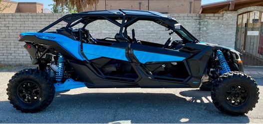 2023 Can-Am Maverick X3 Max RS Turbo RR for sale 900 miles and 55 hours 72 inch wide Roof, Rearview mirror, Side mirrors, and Full front windshield