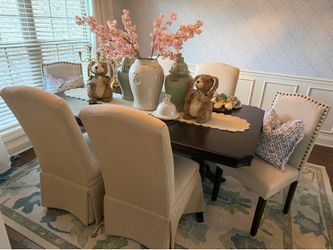 Stunning dining table and 6 chairs