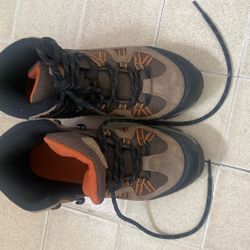 Black and brown DENALI hiking boots Size 3 Youth 