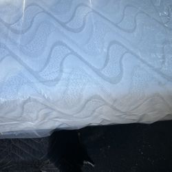 Full Size Like New  Mattres/10 Inch Memory Foam