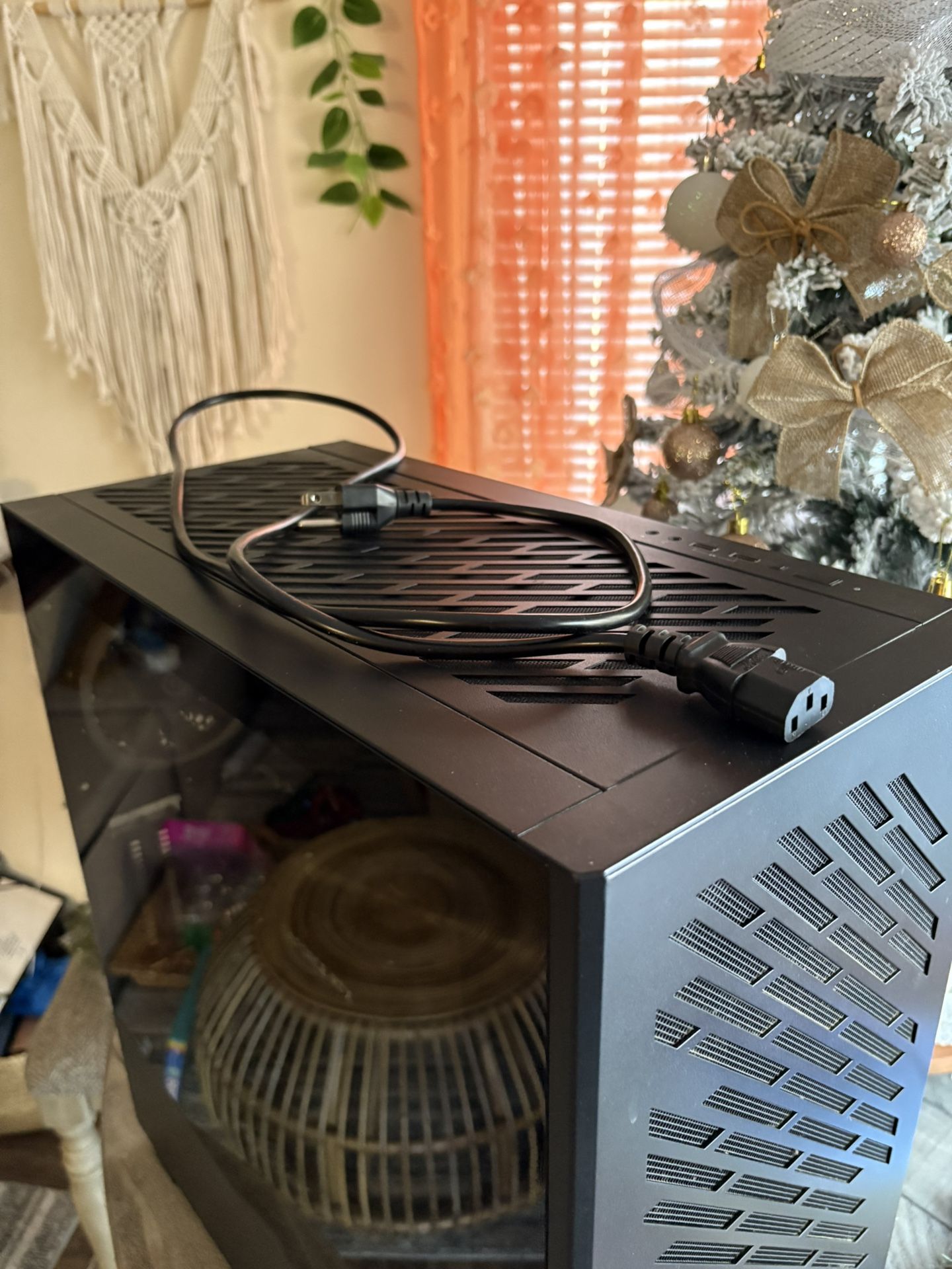 CyberPowerPC - Gaming Desktop - AMD Ryzen 7 9700X - NVIDIA GeForce RTX 5060 16GB DDR5 - 1TB PCIe 4.0 SSD - Black