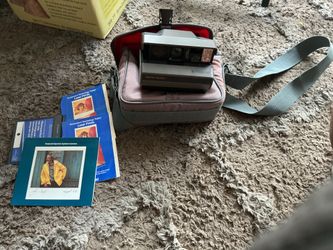 Polaroid instamatic camera with carry bag and paper work like new