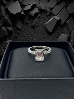 Emerald shape engagement diamond ring 💍