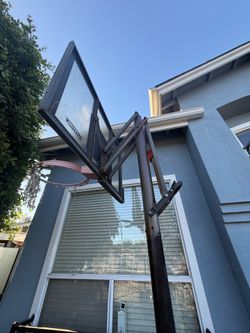 Lifetime portable adjustable basketball hoop