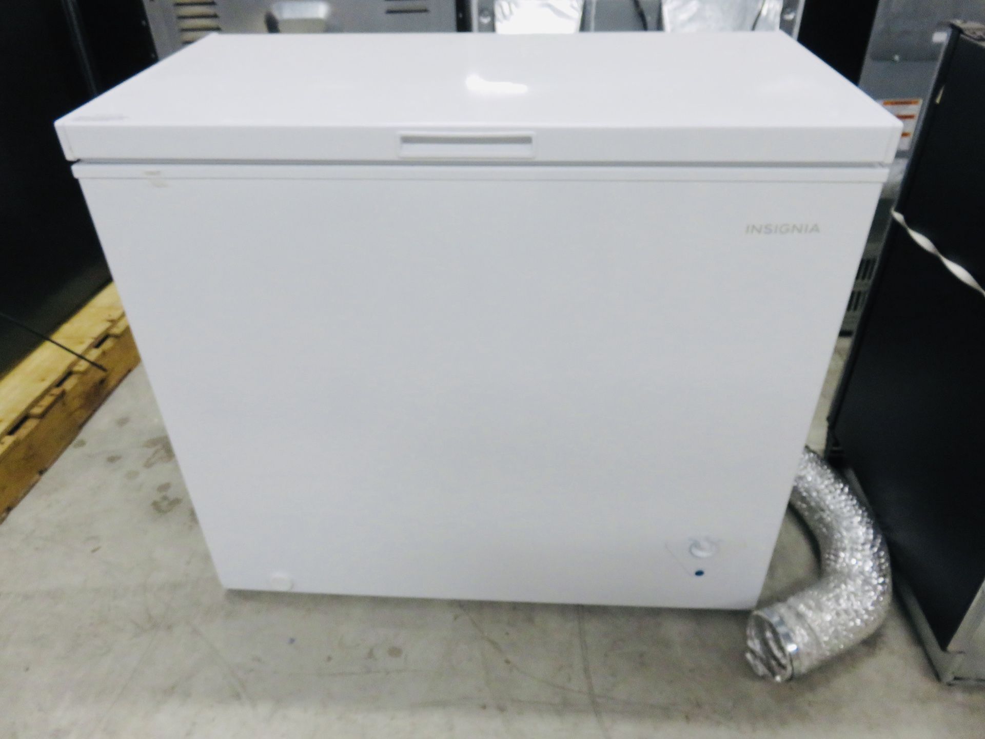 New 2018 Insignia chest freezer 7.0 cu ft ns-cz70wh6