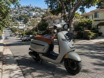 🛵 RETRO STYLE. MODERN PERFORMANCE. 55+ MPH & 80 MPG USB PORT