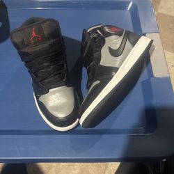 Air Jordan 1 Mid Shadow Red GS Size 7Y Black Grey 554725-096