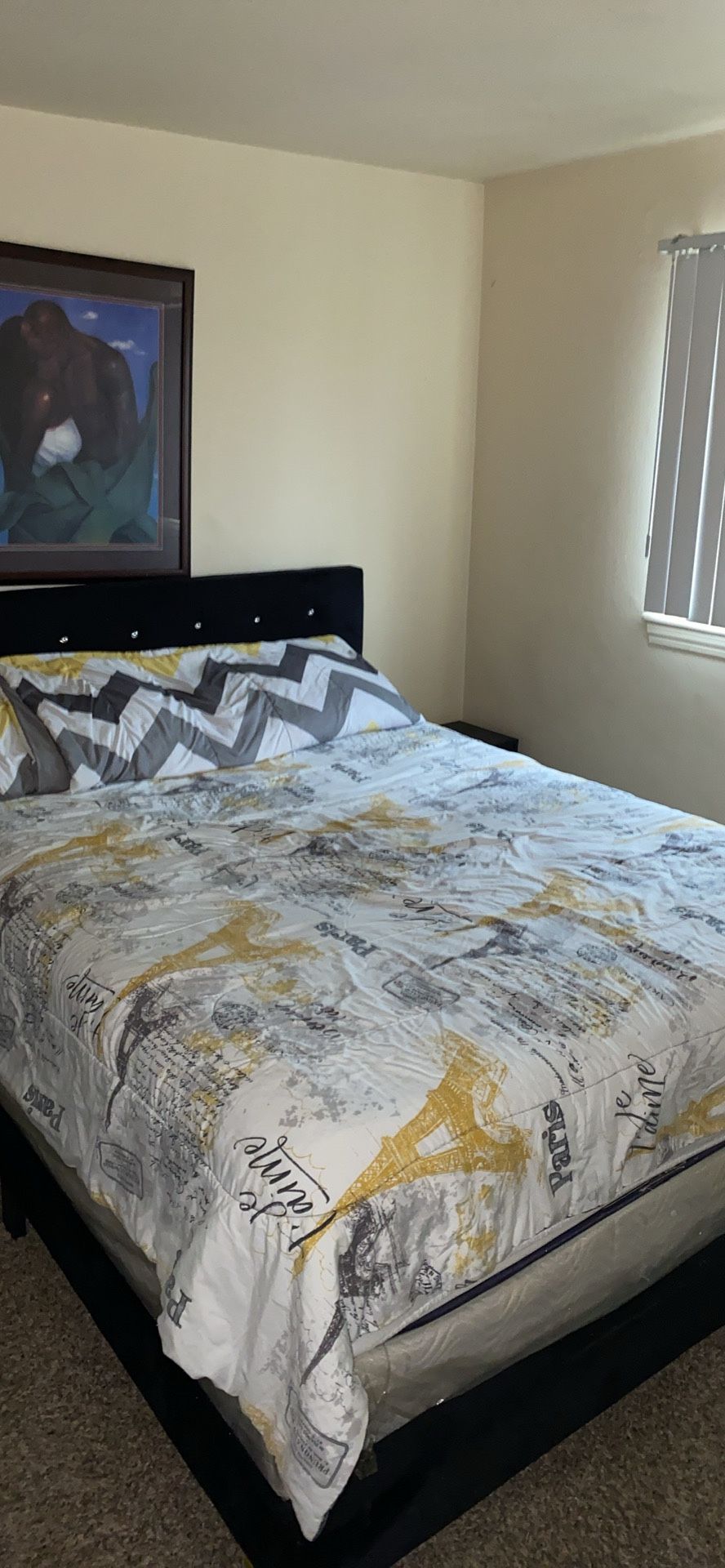 Like New Queen Bedroom Set With 2 Night Stands 