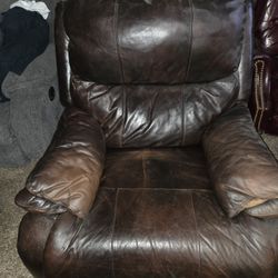 Brown Leather Recliner – Comfy, Well-Made, Pull Handle