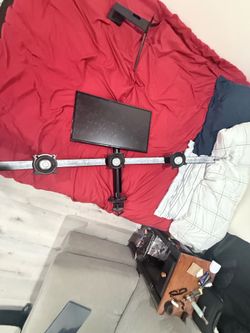 Tripple monitor mount with monitor